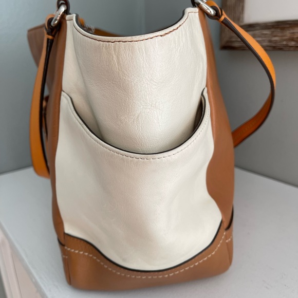 Gently used leather coach shoulder bag with zipper top and multiple pockets - Picture 4 of 10